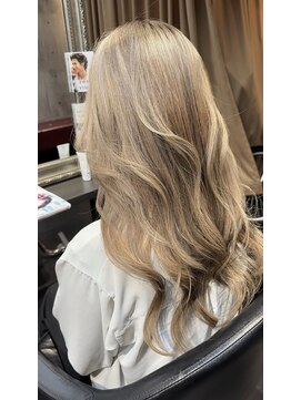 透明感たっぷりのブリーチベージュカラー