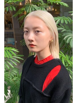 アルカナ 明治神宮前原宿(ARCANA) ホワイトカラー　ブロンドヘアー　抜きっぱなしブリーチ