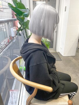 ミラ 新宿(MILA) ホワイトシルバー/シルバーアッシュ/ホワイトブリーチ/ミニボブ