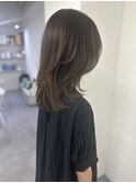 軽やかなレイヤーセミディヘア