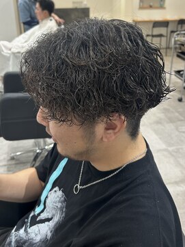 ヒュイル バイ ニアウ(Hwyl by Niau) 波巻スパイラルパーマセンターパート刈り上げツイストスパイラル