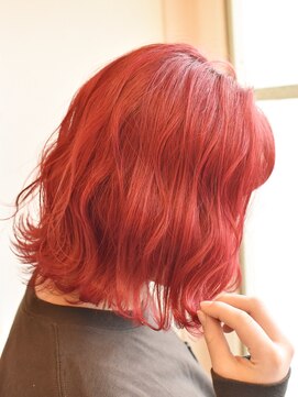 ヘアーエポック(hair epoque) チェリーレッドで個性的に！前下がり切りっぱなし外ハネボブディ