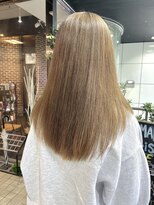ヘアーアンドメイク ビス(HAIR&MAKE bis)&nbsp;ブリーチ1回で作るミルクティーグレージュ【黒田亜紗美】