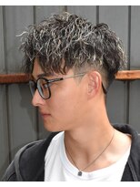 フリーク バーバーショップ 都島店(FREAK BARBER SHOP) 金メッシュ縦落ちツイストスパイラルパーマアップバング