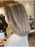 丸みショートボブヘアミルクティーベージュカラーグレイカラー