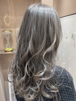 白髪を隠さない。活かす！透明感ハイライトで叶える、上品な大人の白髪ぼかし。