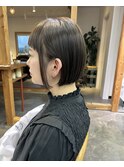 耳にかけてもおさまるボブ 透明感オリーブベージュ