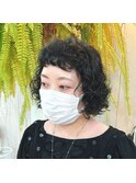黒髪ボブのくるくるウェーブパーマ