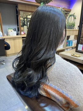 エルバイシオン(aile by sion) インナーカラーブルー×レイヤーカット/30代/40代/50代