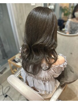 ニティー(Ngiti) オリーブグレー レイヤーカット