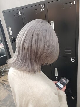 アドラ(ADLLA) ホワイトシルバーウルフ