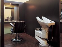 ラグジュアリーサロン ホワイト(Luxury salon WHITE)の雰囲気（各ブースに、一台ずつシャンプー台を設置しています。）