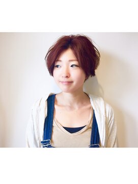 アン ヘア デザイン(un hair design) 【　un  】レッドカラー×ショート×センターパート