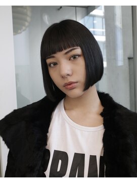 オーオシカシカスペース(OOO YY Space) オン眉の切りっぱなしボブ/ミニボブ/スリークボブ