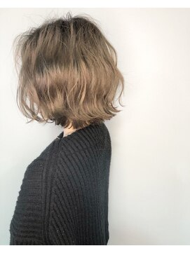 クラン(clan) clan<アッシュカラー上品フォルムの大人外ハネ小顔美髪ボブ>