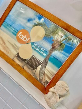 ファブ(fab)の写真/リゾートチックな内装、外から中の様子が見えるので気軽にご来店しやすいです◎