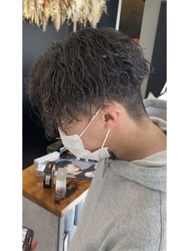 シロ(SHILO) センターパートマッシュツイストスパイラル