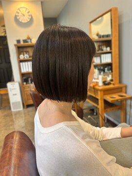 スアバイキキ(SuA by kiki.) ミディアムレイヤー/ハッシュカット/ワインレッド[千葉]