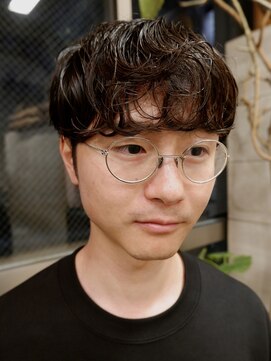 オーオ シカシカ(OOO YY) メタルフレームアイウェアに合うラフでクリーンなパーマ