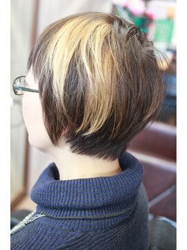 オーバーキャプテンネイキッド(OVER CAPTAIN NAKED) ミセスでもトライできる=グレイヘア×セクションカラー