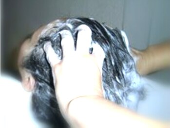 プッティ ヘアドレッシング(Putti hairdressnig)の写真/“リラクゼーション重視”のシャンプー台《リアシャンプー》首と腰に負担がかからない!腰痛・妊婦の方も◎
