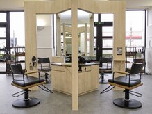 スパ ヘアーデザイン(SPA hair design)の雰囲気（広い店内ですが隣のお客様のお顔が見えない造りとなっています♪）