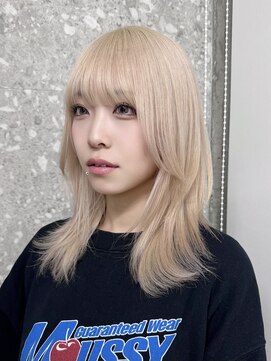 サンク 原宿 表参道(cinq) ハイトーンカラーミディアムレイヤーカットヘーゼルベージュボブ