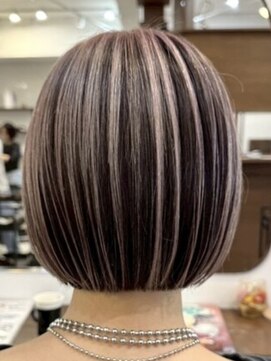 ルイ(ROUIS produced by LUCK 津田沼) アンブレラカラー/白髪ぼかし/白髪ぼかしハイライト/大人ボブ