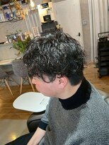 トニコ(toniko)&nbsp;シャドウパーマ×センターパート×刈り上げ×ビジネスヘア