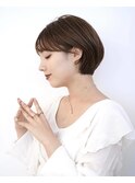 くすみベージュマロンベージュショートボブ前髪あり丸みショート