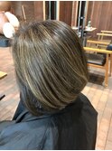 マッシュショート耳かけボブ細めハイライト白髪ぼかし