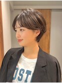 小顔バングの耳掛け大人ショートヘア青山表参道