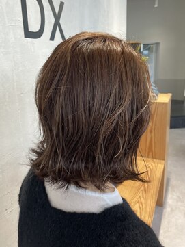 外ハネレイヤーボブオリーブベージュ40代