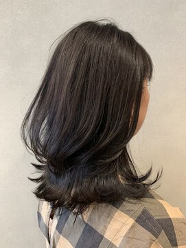 リジー(Litzy) “落ち着きある外ハネスタイル“【椎葉】