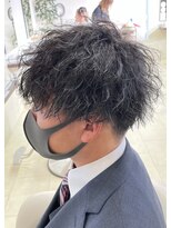 スーツにも合うツイストスパイラルパーマ刈り上げマッシュ