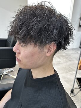 ヒュイル バイ ニアウ(Hwyl by Niau) メンズマッシュパーマニュアンスパーマスパイラルパーマ刈り上げ