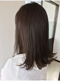 大人のブルージュカラーと外はねのラフさ