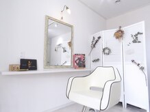 ホームサロン ラー(Home Salon la)の雰囲気（ナチュラル白ベースで窮屈さがなく、1席のお一人様サロン！）