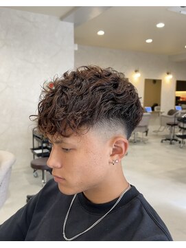 ヘアデザイン ファブロ(hair design FABRO.) 【担当:藤岡勇気】刈り上げマッシュ×スペインカール