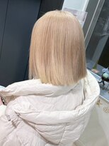 アウラ(AURA)&nbsp;盛岡駅タッセルボブハイトーンカラーミルクティーベージュ外ハネ