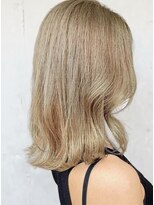 バイユアオウンフラワーズコロンカバ(buy your own flowers : kava)&nbsp;ブリーチカラー×ホワイトブロンド◎透明感抜群外ハネミディ