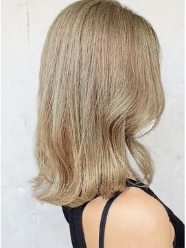 ブリーチカラー×ホワイトブロンド◎透明感抜群外ハネミディ