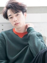 ソーコ 渋谷(SOCO)&nbsp;黒髪メンズカットセンターパート韓国コンマヘアツーブロ刈り上げ