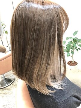 ポルム パプリカ(polum paprika) 20代インナーカラーホワイトアッシュ 小顔ミディ