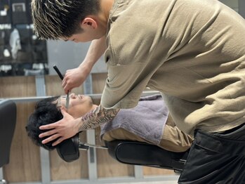 リレーションメンズヘアー(RELATION MEN'S HAIR)の写真/【なんば駅５分】眉を整えるだけで圧倒的に印象が変わる。ワントーン明るい肌と清潔感で第一印象を好印象に