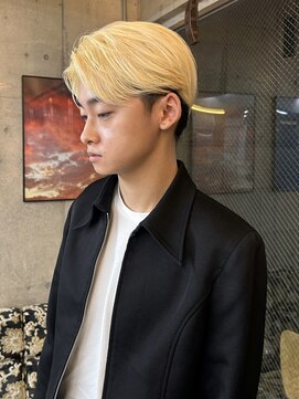 イェン(Yen.) センターパート　抜きっぱなしブロンド　メンズハイトーン