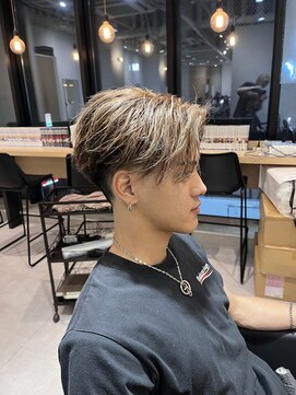 ボンドストーリーホワイト(BondStory White) 海外風ハイライト×テーパーフェード