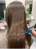 ベージュ×ツヤ