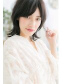 外ハネ黒髪大人ミディアムウルフ