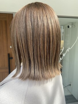 インビテーション(invitation) 柔らかミルクティーベージュ・細ハイライト・アプリエカラー